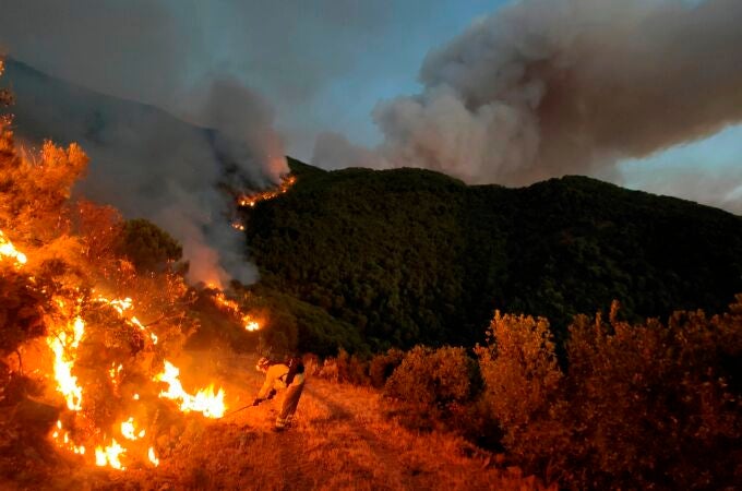 Sierra Bermeja: cara a cara con llamas del tamaño de un rascacielos