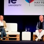 El escritor irlandés John Boyne (d), autor del exitoso libro 'El niño con el pijama de rayas', junto con el escritor Alberto Marcos, durante su intervención esta mañana en el Hay Festival Segovia