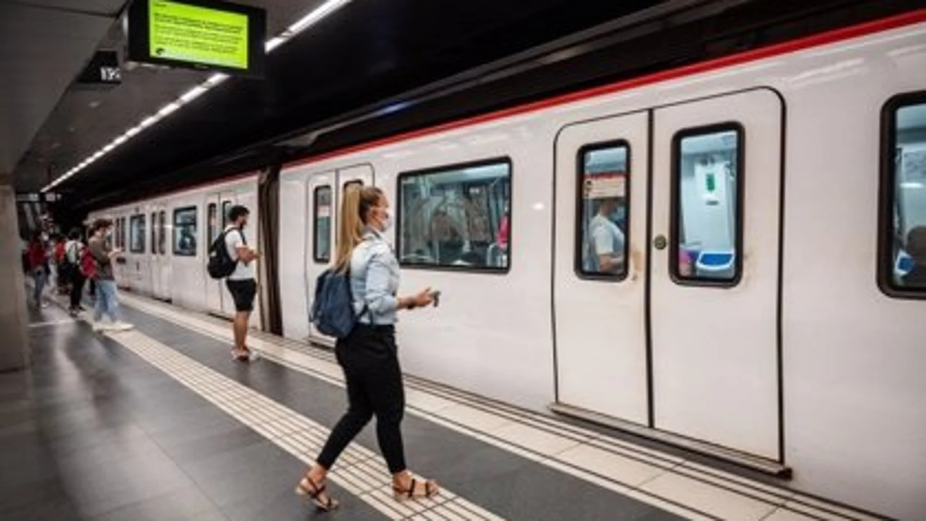 Usuarios en el Metro de Barcelona