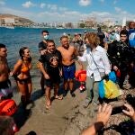 La Reina Sofía (c) saluda a los bañistas este sábado durante su participación en una recogida de residuos en el espigón de la playa de la Almadraba de Alicante, en el marco de una campaña promovida por SEO/Birdlife y Ecoembes con motivo del día internacional de la Limpieza de Playas.
