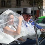 Rocío Gil llega a la iglesia junto a su padre Jesús Gil Marín el día de su boda