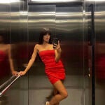 Violeta Mangriñán con vestido drapeado para salir de fiesta este domingo en Madrid.