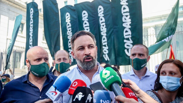 El presidente de Vox, Santiago Abascal, ofrece declaraciones a los medios en una manifestación contra el Gobierno convocada por el sindicato Solidaridad, a 18 de septiembre de 2021, en Madrid (España). El sindicato Solidaridad convoca esta manifestación contra el Gobierno, que también tiene como temas de protesta la pobreza energética, los impuestos y las conocidas como ‘puertas giratorias’. Esta es una de las movilizaciones con las que Vox comienza este nuevo curso político y con las que el partido pretende hacer oposición al actual Ejecutivo.19 SEPTIEMBRE 2021;SOLIDARIDAD;MADRID;GOBIERNORicardo Rubio / Europa Press19/09/2021
