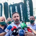 El presidente de Vox, Santiago Abascal, ofrece declaraciones a los medios en una manifestación contra el Gobierno convocada por el sindicato Solidaridad, a 18 de septiembre de 2021, en Madrid (España). El sindicato Solidaridad convoca esta manifestación contra el Gobierno, que también tiene como temas de protesta la pobreza energética, los impuestos y las conocidas como ‘puertas giratorias’. Esta es una de las movilizaciones con las que Vox comienza este nuevo curso político y con las que el partido pretende hacer oposición al actual Ejecutivo.19 SEPTIEMBRE 2021;SOLIDARIDAD;MADRID;GOBIERNORicardo Rubio / Europa Press19/09/2021