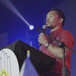 De niño, su familia era tan pobre que tuvo que abandonar la escuela a los 14 años y trasladarse a Manila con la esperanza de ganar dinero para mantener a su madre y a sus cinco hermanos