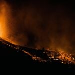 La lava fluye del volcán en erupción en la isla de La Palma.