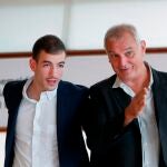 El realizador Laurent Cantet posa junto al actor Rabah Nait Oufella tras presentar este domingo su película "Arthur Rambo"