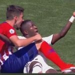 Vinicius protesta al colegiado por un mordisco de un jugador de Atlético B en su etapa en el Real Madrid Castilla