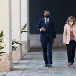 El presidente de la Junta de Andalucía, Juanma Moreno (i), se reúne con la vicepresidenta primera del Gobierno y ministra de Asuntos Económicos y Transformación Digital, Nadia Calviño (d), en el Palacio de San Telmo. María José López / Europa Press