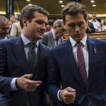Pablo Casado y Albert Rivera charlan en el Congreso en una imagen de archivo