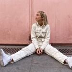 Carlota Weber con sneakers blancas.