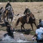 Agentes fronterizos cargan contra migrantes haitianos en la frontera con Texas