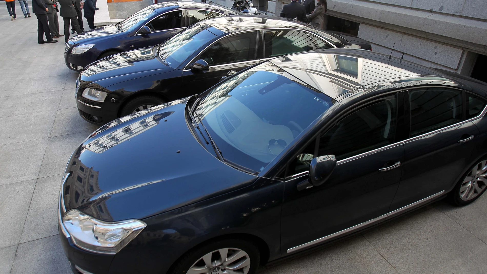 Coches oficiales en el Congreso