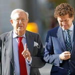 El ex embajador de España en Venezuela Raúl Morodo y su abogado a su llegada a la Audiencia Nacional