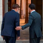 El presidente de la Junta de Andalucía, Juanma Moreno, del PP, (d), y el de la Generalitat Valenciana, Ximo Puig, del PSOE (i), tras posar ante la fachada del Palacio de San Telmo. EFE/ Raúl Caro