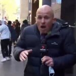 Dowsley llegó a ser golpeado por segunda vez con una lata de bebida, la cual parecía casi llena.