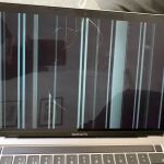 Un MacBook Pro que alguien olvidó limpiar antes de cerrarlo