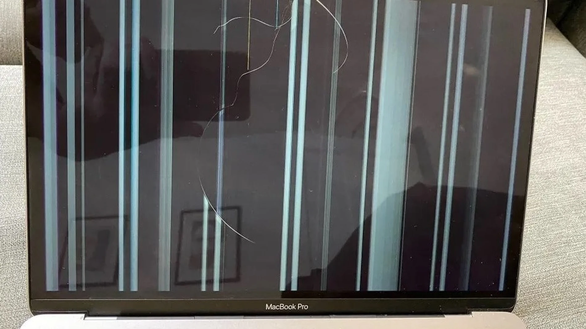 Un MacBook Pro que alguien olvidó limpiar antes de cerrarlo