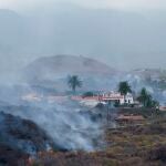 Una colada de lava se desplaza por el bario de Todoque, en el municipio de Los Llanos de Ariadne, donde sus vecinos están siendo desalojados. EFE/Ramón de la Rocha