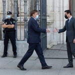 El presidente de la Junta, Juanma Moreno (d), saluda al presidente de la Generalitat Valenciana, Ximo Puig (i), en el I Encuentro Andalucía-Comunitat Valenciana, para tratar asuntos sobre la financiación de las comunidades. María José López / Europa Press