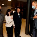 El rey Felipe VI (d) saluda al abogado Miquel Roca (3i), a la ex presidenta del Tribunal Constitucional, María Emilia Casas (2i) y al ex presidente del CES (i) a su llegada al acto conmemorativo