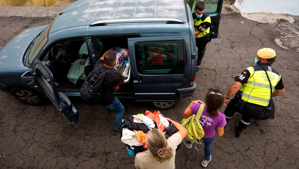 Vecinos del barrio de Todoque (La Palma) desalojados ayer ante la llegada inminente de la lava