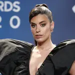 Dulceida con coleta y ojos ahumados.