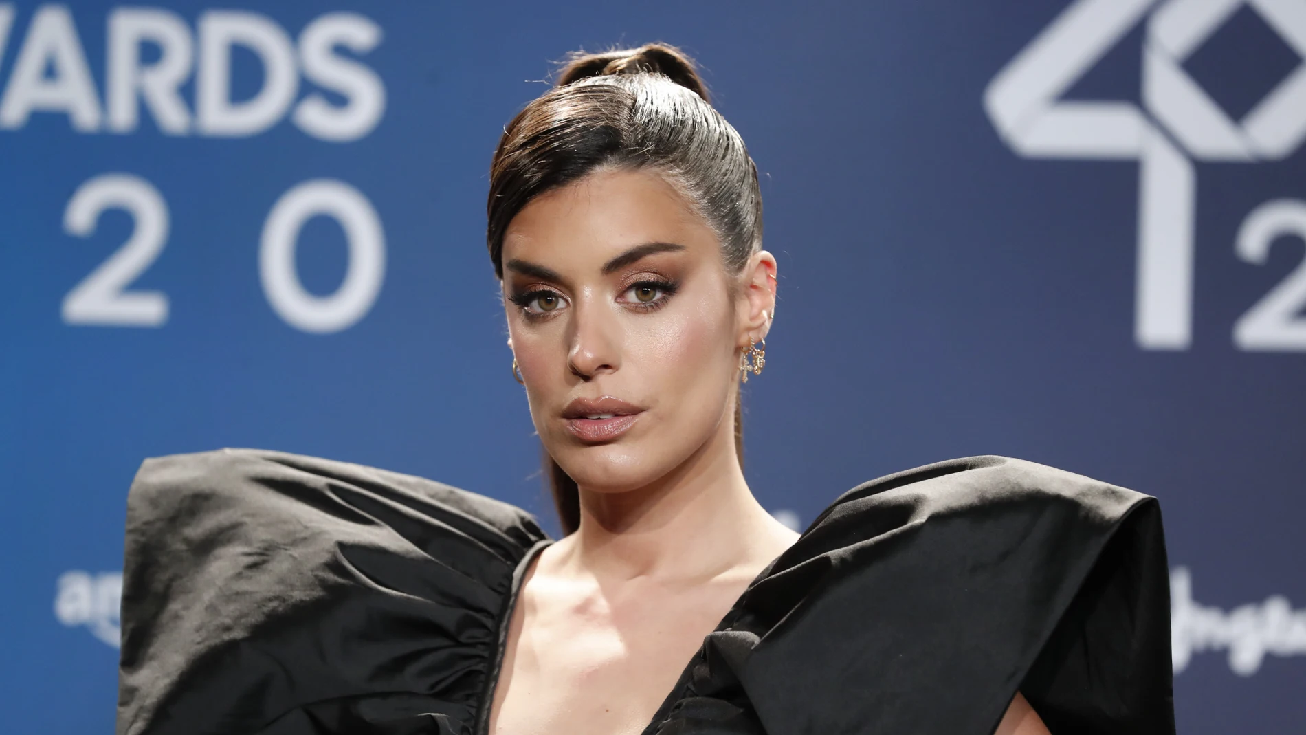 Dulceida con coleta y ojos ahumados.