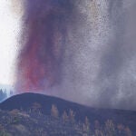 Una boca eruptiva expulsa lava y piroclastos en la zona de Cabeza de Vac