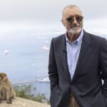 Arturo Pérez-Reverte, en el peñón de Gibraltar, con la bahía de Algeciras al fondo