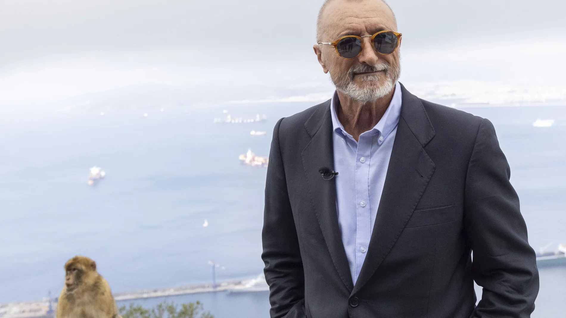 Arturo Pérez-Reverte, en el peñón de Gibraltar, con la bahía de Algeciras al fondo