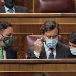 El líder de Vox, Santiago Abascal; el portavoz de Vox Congreso de los Diputados, Iván Espinosa de los Monteros; y la secretaria general de Vox, Macarena Olona