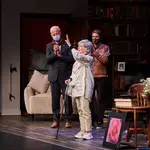 Concha Velasco finaliza su última función acompañada por su hijo Manuel donde recibe una placa conmemorativa de manos de Pablo Hermoso de Mendoza, alcalde de Logroño, a 21 de septiembre de 2021.