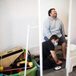 Tras la Covid-19, a Israel le ha quedado como secuela falta de movilidad de un pie, el cual esta tratando a trav&eacute;s de la neurorrehabilitacion en el CEN, en Aravaca (Madrid)