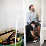 Tras la Covid-19, a Israel le ha quedado como secuela falta de movilidad de un pie, el cual esta tratando a través de la neurorrehabilitacion en el CEN, en Aravaca (Madrid)