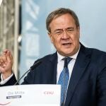 A veces Laschet destaca por sus torpezas, como las risas que se echó al fondo de la imagen mientras el Presidente alemán atendía a los medios en la zona afectadas por las inundaciones