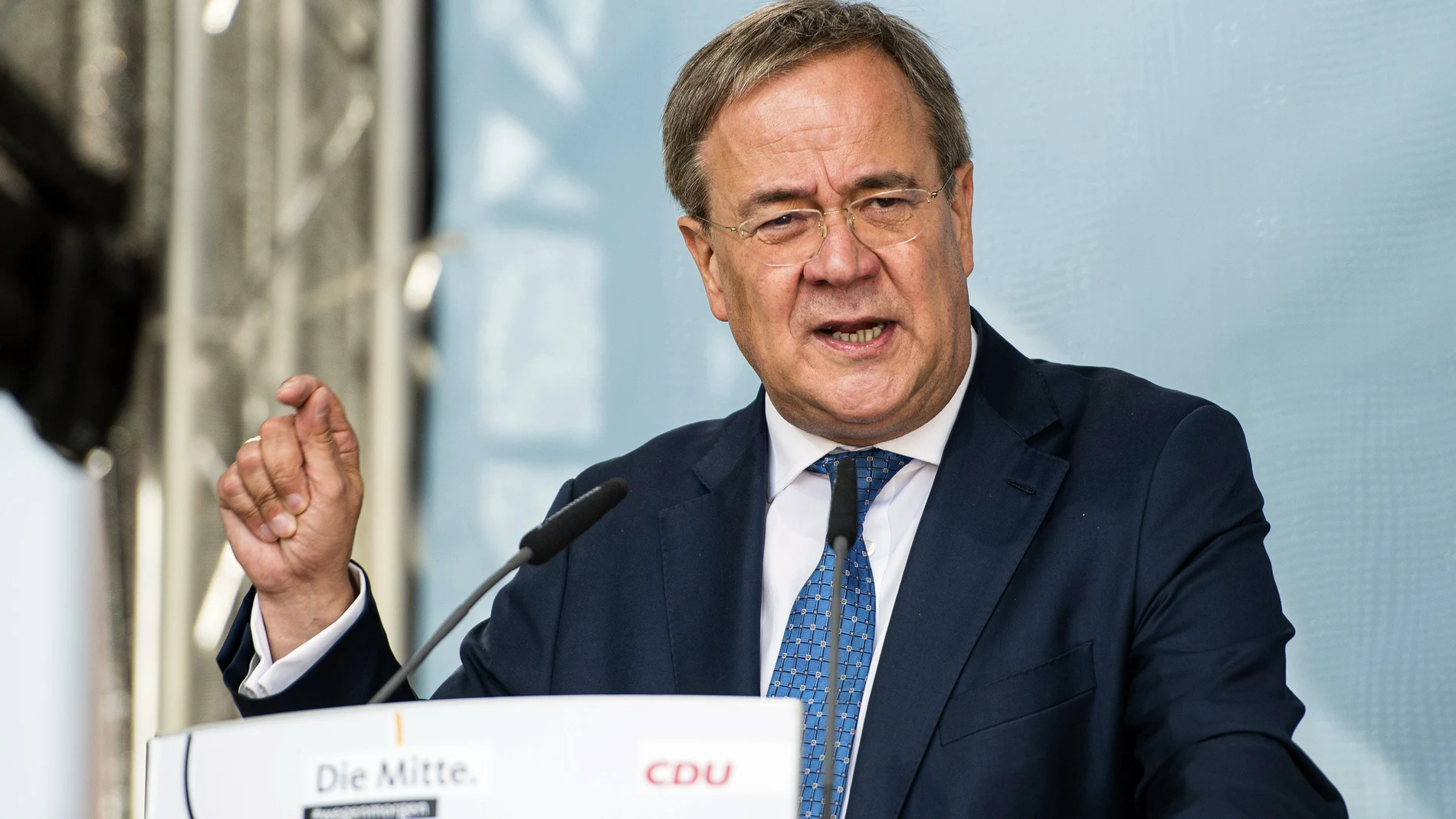 A veces Laschet destaca por sus torpezas, como las risas que se echó al fondo de la imagen mientras el Presidente alemán atendía a los medios en la zona afectadas por las inundaciones