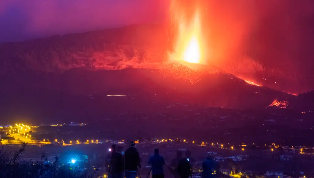 Centenares de personas acuden cada día a este improvisado mirador del municipio de Los Llanos de Aridane para observar el desarrollo de la erupción
