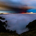La nube de ceniza y dióxido de azufre que expulsa el volcán de La Palma