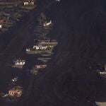 La lava ha engullido numerosas casas en su camino hacia el mar en La Palma, mientras que otras han conseguido salvarse.