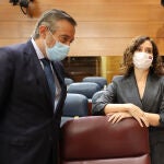 El consejero de Presidencia, Justicia e Interior de la Comunidad de Madrid, Enrique López, conversa con la presidenta de la Comunidad de Madrid, Isabel Díaz Ayuso.