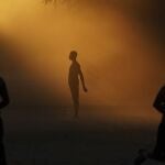 Migrantes de Haití juegan al fútbol en un campo de refugiados improvisado en México