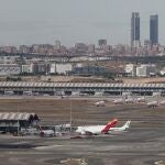 Vista de un avión de Iberia en la Terminal 1 del aeropuerto de Adolfo Suárez Madrid-Barajas