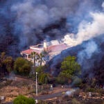 La lava del volcán de La Palma se acerca a una vivienda en La Palma