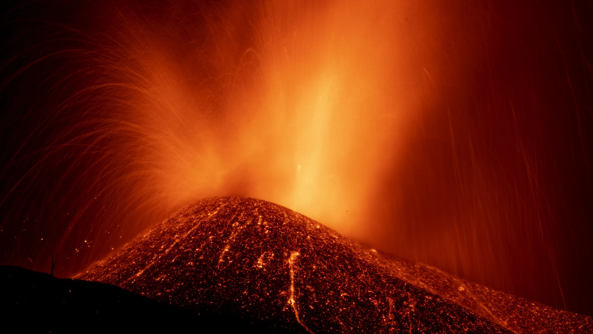 El volcán de La Palma sigue escupiendo lava