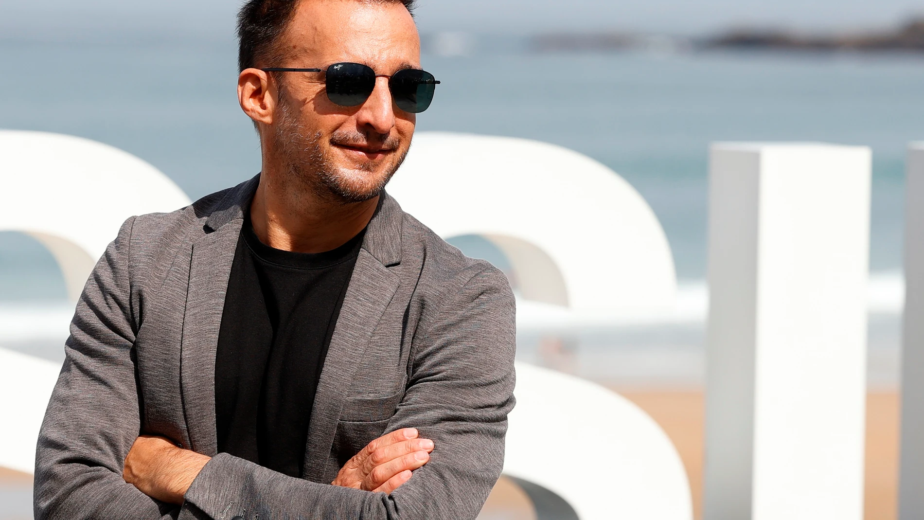 GRAFCAV8770. SAN SEBASTIÁN, 24/09/2021.- El director Alejandro Amenabar posa este viernes en el Festival de Cine de San Sebastián, donde su película "La fortuna" compite en la sección oficial de la 69 edición del certamen. EFE/Javier Etxezarreta