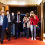 El presidente del Partido Popular, Pablo Casado (c), conversa con varios periodistas a salida de la clausura el XXV Congreso extraordinario de la European Senior's Union en el Hotel Meliá Castilla, a 24 de septiembre de 2021, en Madrid, (España).