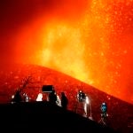 Un equipo de informativos de Radiotelevisión Canaria trabaja desde el epicentro del volcán, en el municipio de El Paso