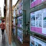 Una persona pasa ante el escaparate de una agencia inmobiliaria