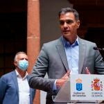 El presidente del Gobierno de España, Pedro Sánchez, durante una rueda de prensa que ofreció en Santa Cruz de La Palma
